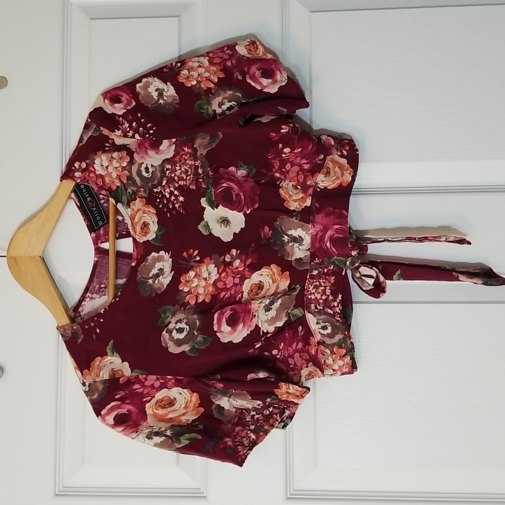 Crop top in burgundy w/flowers size S. - Picture 4 of 8